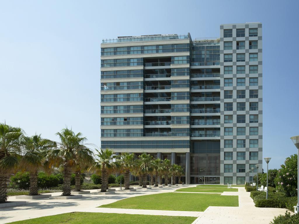 Aparthotel Okeanos On The Beach Herzelia Екстериор снимка