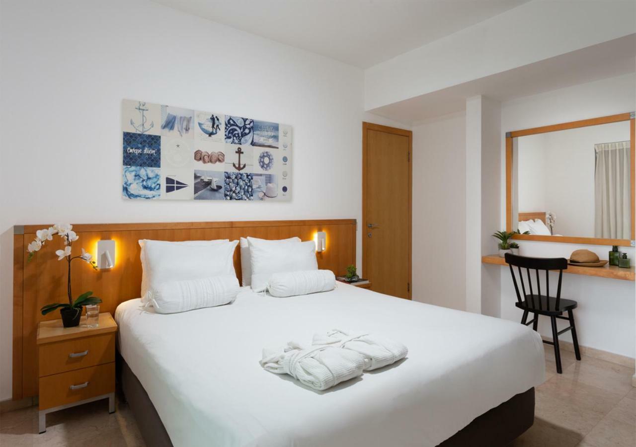 Aparthotel Okeanos On The Beach Herzelia Екстериор снимка
