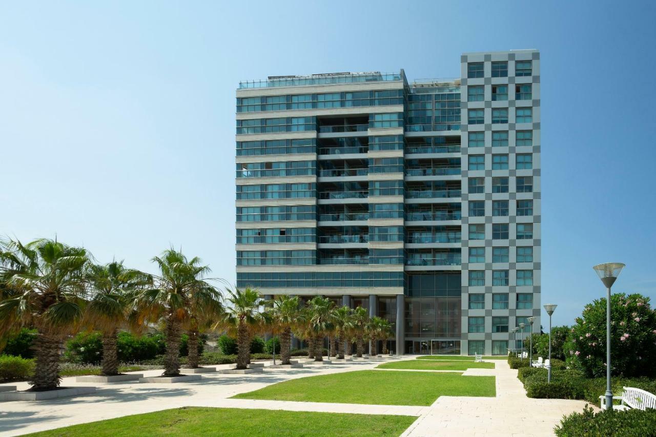 Aparthotel Okeanos On The Beach Herzelia Екстериор снимка